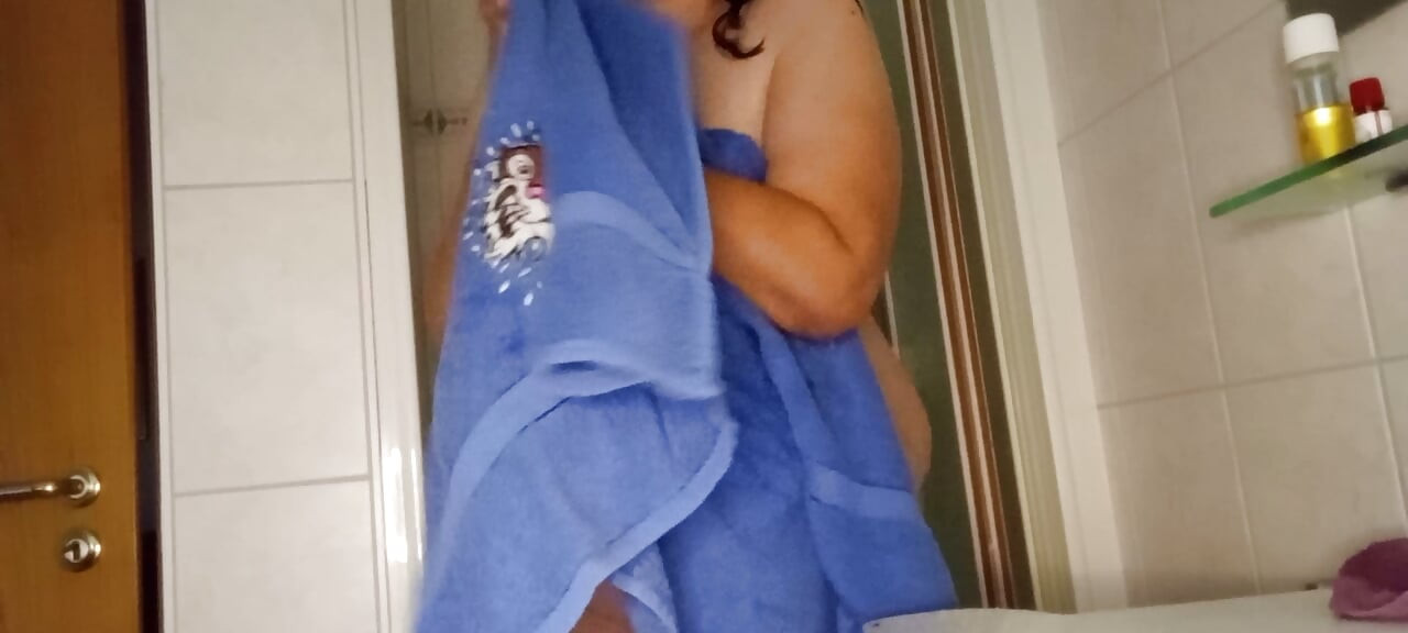 Masturbación en solitario de una BBW madura en la ducha