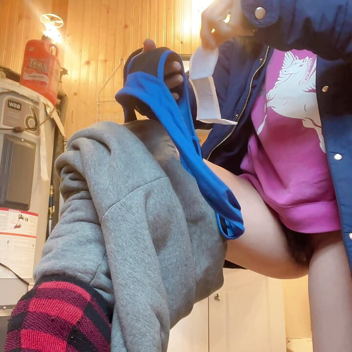 キッチンで料理をしているハナは、それからトイレに行かなければならない