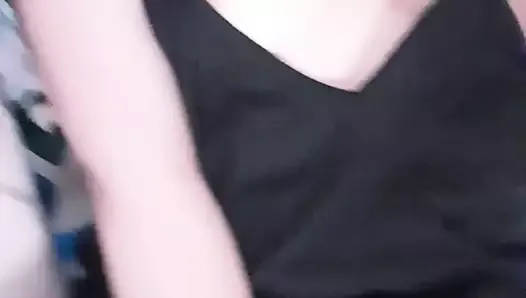 Une femme mature se masturbe et montre son gros cul pendant un appel vidéo
