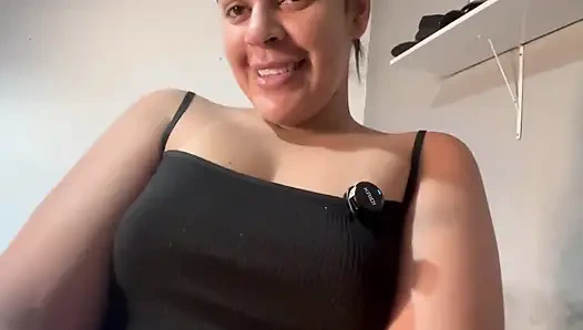 Горничная убирает комнату босса, полную возбуждения, чтобы дать ей киску