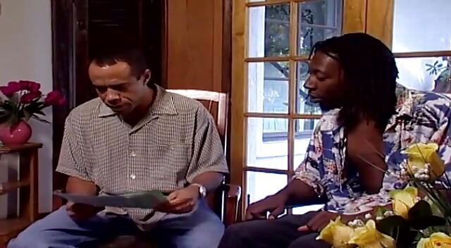 Pasangan hitam berpantat besar kongkek pepek menjilat di taman