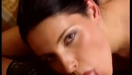 Dominatrices iki itaatkar yarağa elle muamele ve sakso çekiyor