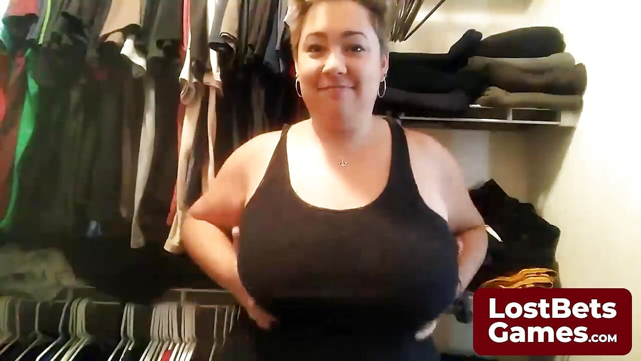 Σέξι ξανθιές Milf με κοντό μαλλί παίζουν ένα άτακτο παιχνίδι στριπτίζ
