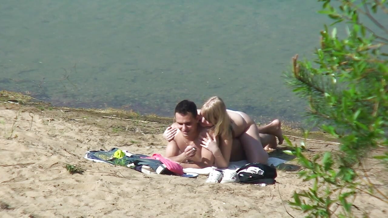 Kleine schlampe braucht einen großen schwanz im freien!