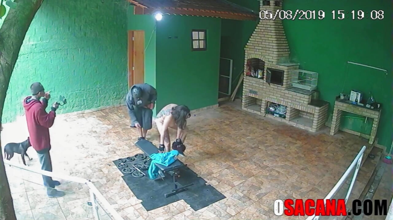 Tinerii se fut în timpul antrenamentului de la sală la un reality show de amatori