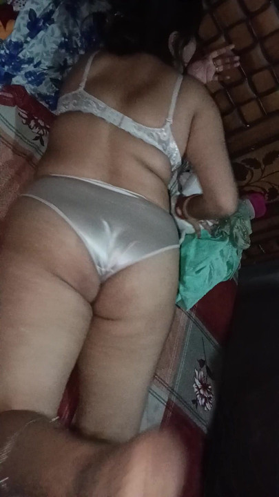 Meri pados bali bhabhi ne mujhe apne ghar bulakar mujhse apni jarabdast chudai karwayi kya hot boobs the meri bhabhi ke main fan ho gya mazz