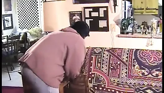 Orta yaşlı seksi kadın komşusunu sakso çekiyor ve sikiyor