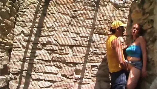 Büyük götlü sarışın bebek ağzındaki amcığı seviyor