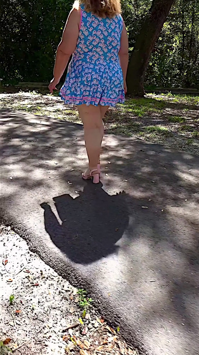 Jamdown26_da0603 - heiße sexy BBW, die im park draußen geht, trägt Minikleid und Absätze