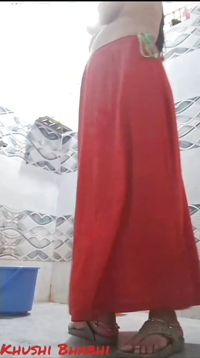 Desi bhabhi bathroom me naha rahi h...