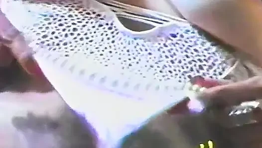 Стрип-шоу становится шаловливым в любительском видео