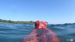 calza rossa nel mare in spiaggia pubblica