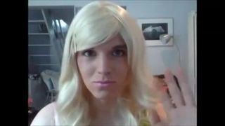 Crossdresser jazmin u šarenim mini haljinama