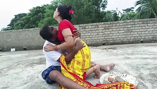Schöne indische dorf-tante, heiße romantik Große möpse drücken und muschi ficken auf dem dach