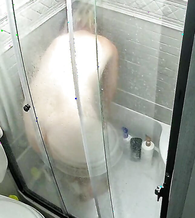 Baru mandi, bersiap untuk lelaki aku kongkek nanti.