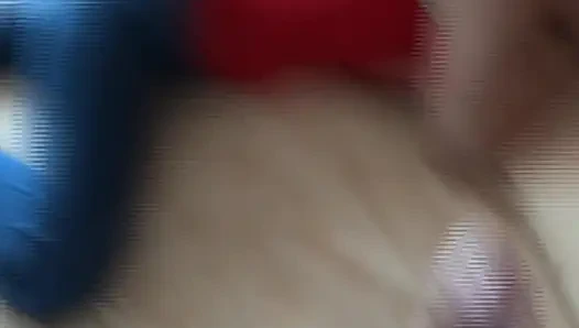 Karımı mastürbasyon yaparken izle, zevkle inliyor ve götten sikilmek istiyor