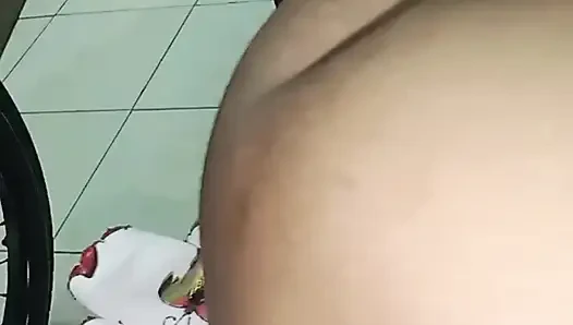 Aku membelai vagina tebal istriku. Bagian 1