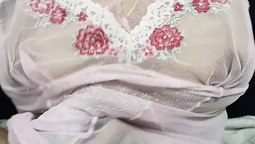 Orta yaşlı seksi kadın tesettürlü azgın mastürbasyon yapıyor