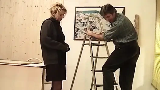 Tante seksi rambut pirang ini di-fingering dan dientot habis-habisan sambil pakai stoking ketat