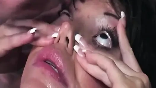 Esmer orta yaşlı seksi kadın birden fazla büyük yarakla dölleniyor