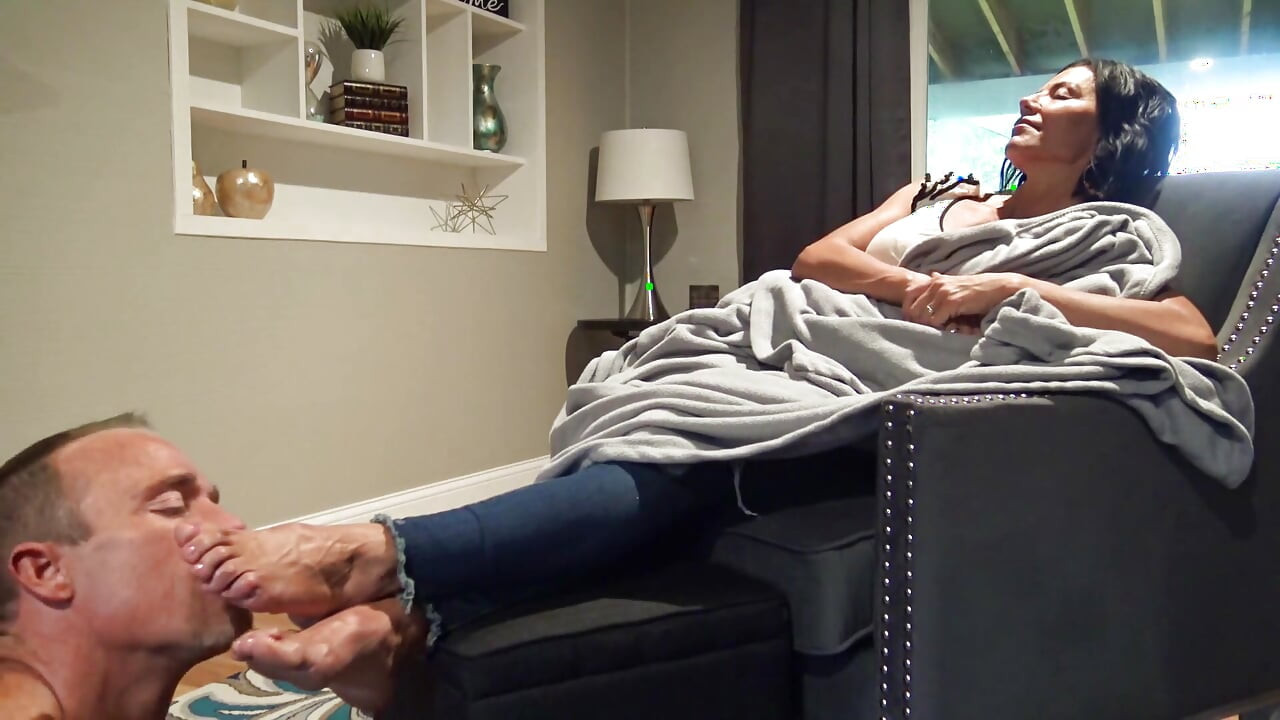 Worship My Cuckoldress Feet!