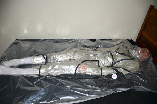 16 mars 2023 - emballé sous vide dans ma veste en latex argentée avec mon tablier en pvc, écran facial et draps en néoprène