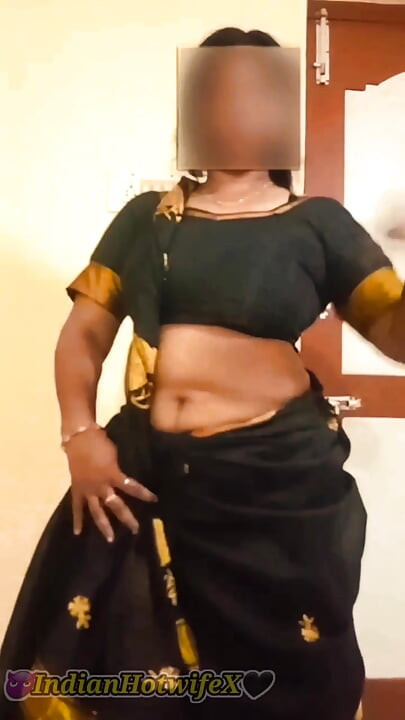 Desi Tamil dojrzała żona Lux Black Sari złośliwiec pokazuje duże cycki tyłek i owłosione cipki!