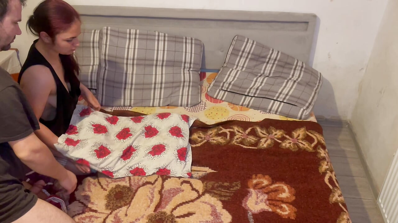 El padrastro de Cleopatra me da polla para chupar y me folla todo el día por tarjeta de crédito