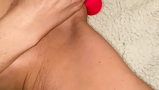 Güzel bir sarışının orgazm ve inlemelerle mastürbasyonu