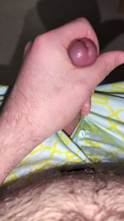Erkeksi adam seksi boksör şortuyla mastürbasyon yapıyor ve boşalıyor | Bölüm 2