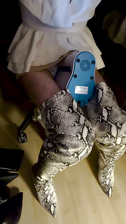 OverTheKneeLover's Self-Pleasure Focus: Crossdressing, Snakeskin Boots & Autoblowing