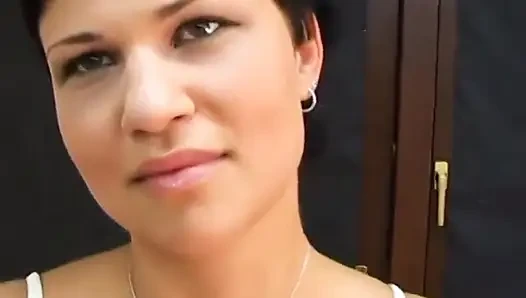 Büyük yaraklı adam sevimli kısa saçlı güzel bir fahişe tarafından sikini emdiriyor