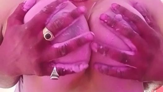 Marido está jugando con las grandes tetas de su esposa embarazada durante holi