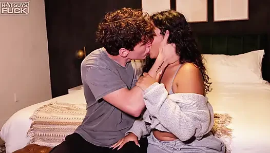 Orta doğulu büyük memeli genç kız ateşli tik tok zonk yarak alıyor