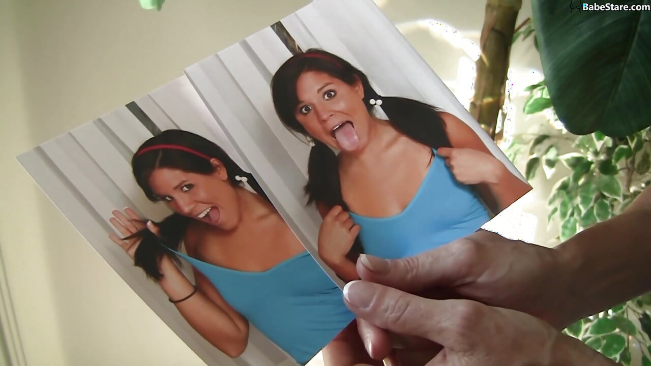 おさげ髪のひよこはいくつかのコックを吸う