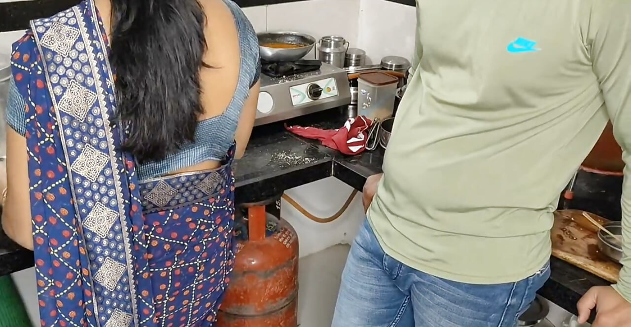 印度Desi阿姨在厨房里，老公进来直接操到射精