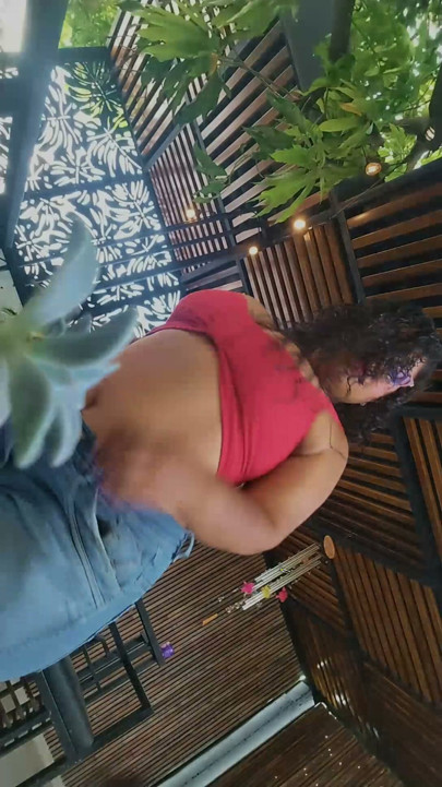 Bugün kendimi kendinden emin ve güzel hissediyorum