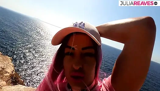 Горячая девушка прыгает в тугую киску на огромном члене до массивного камшота