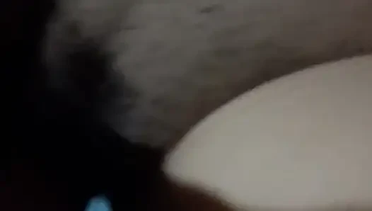 Üvey oğluyla sikişmeye davet edilen kızın ıslak olana kadar yalamak için lezzetli kıllı bir amcığı var