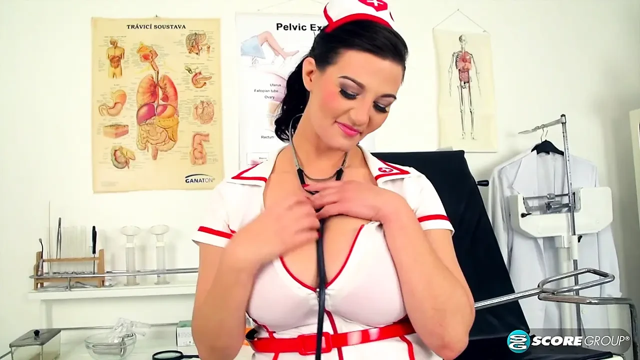 Грудастая медсестра Vanessa Sexy показала что у нее за трусами