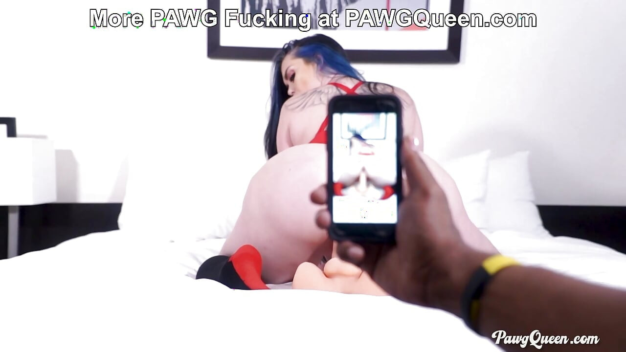 PAWGQueen Ryan Smiles moli prijatelja da je snimi dok jaše seksualnu igračku