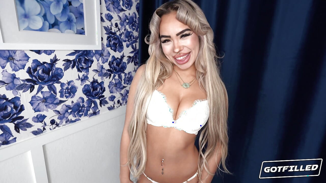 Gotfilled Luna Luxe öffnet ihre muschi für sperma