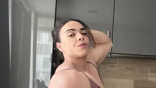 Zenci anne güçlü kollarını sıkı tutuyor