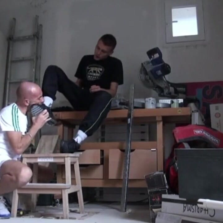 Sumisión de zapatillas con chico scally
