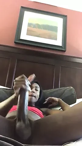 Menina negra acaricia sua deliciosa barra de chocolate grande