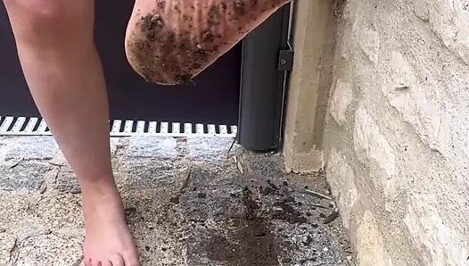 Ich putze meine schmutzigen Füße...