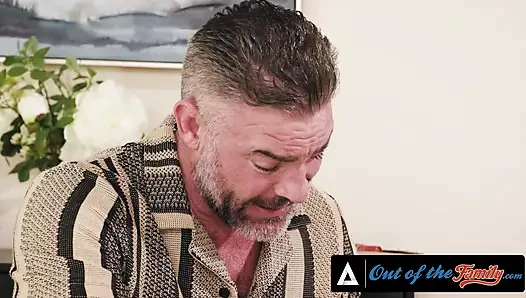 OUT OF THE FAMILY - teen eva nyx frech unter dem tisch blowjob macht das abendessen in stiefvater, dreier-fick