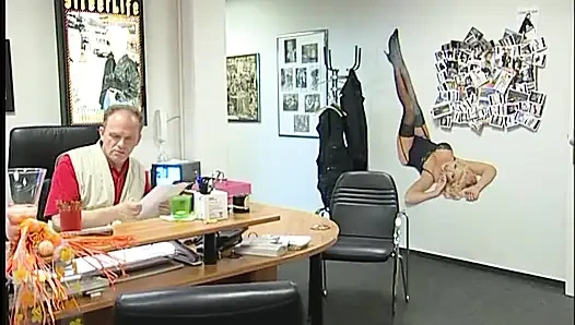 Sarışın olgun oyuncu seçmelerinde domaltılıyor