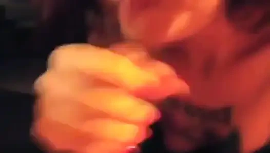 Mike si cewek bertato lagi asik nyepong sampai tenggorokan