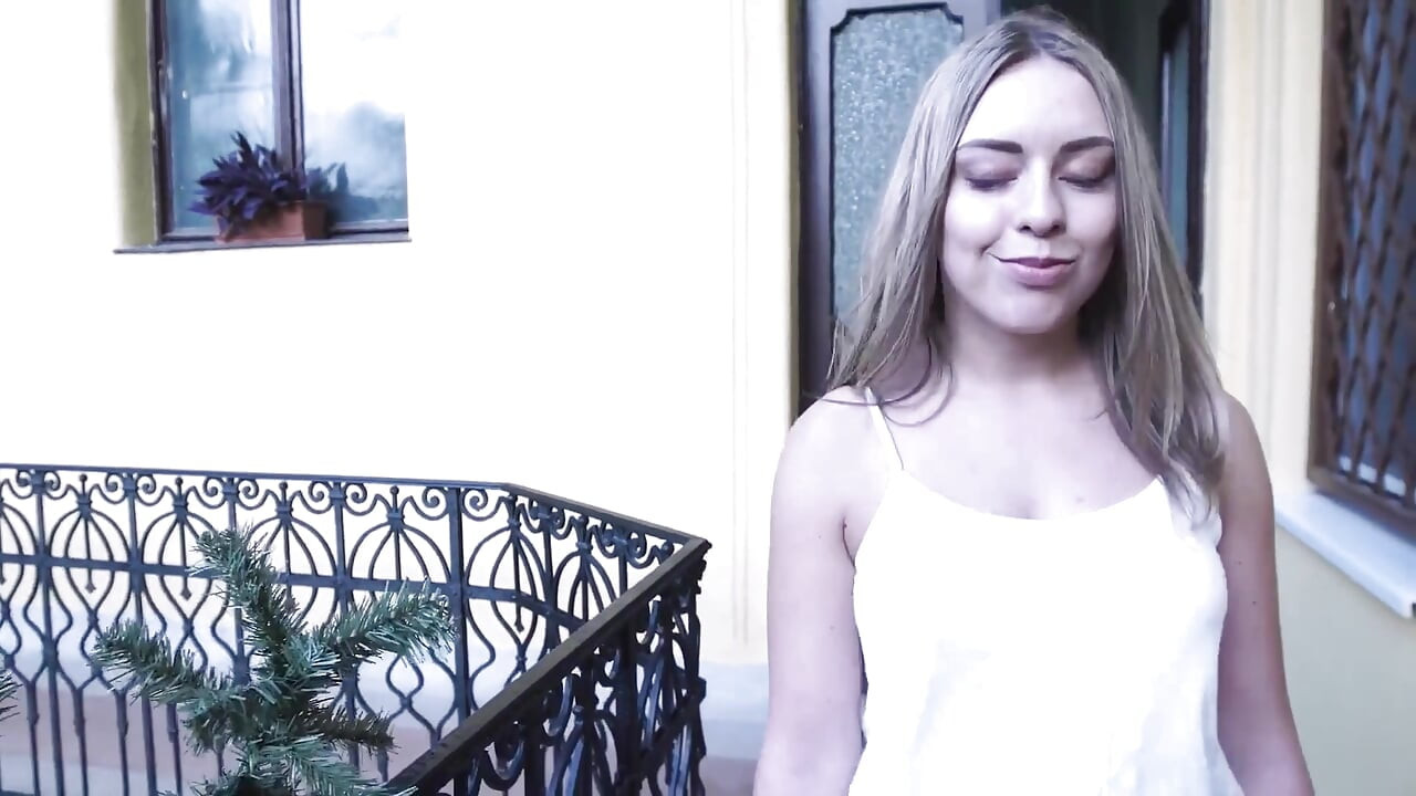 Blonda excitată îl călărește tare, apoi are parte de o ejaculare facială masivă